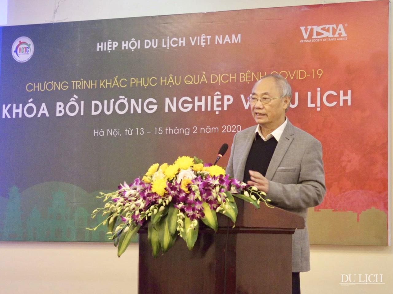 Phó Chủ tịch thường trực Hiệp hội Du lịch Việt Nam Vũ Thế Bình phát biểu khai mạc Khóa bồi dưỡng